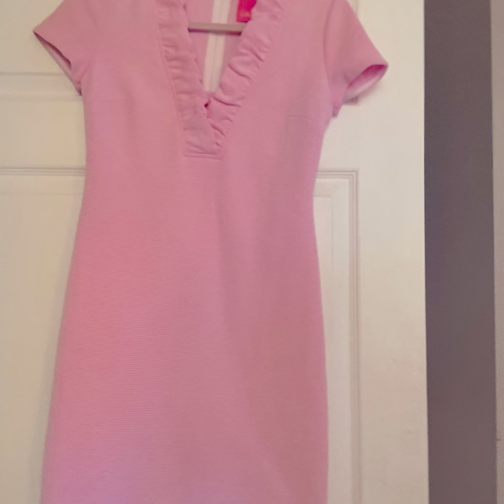Horizontal pink and white stripe. Ruffle collar short sleeve.